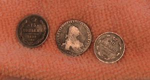 Пример серебряных монет, на которые нанесли патину и подняли рельеф